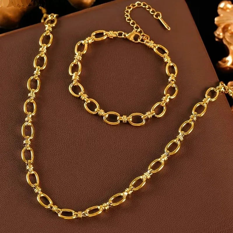 Foto del producto: Collar de cadena con eslabones ovalados y detalles de barra, acero chapado en oro