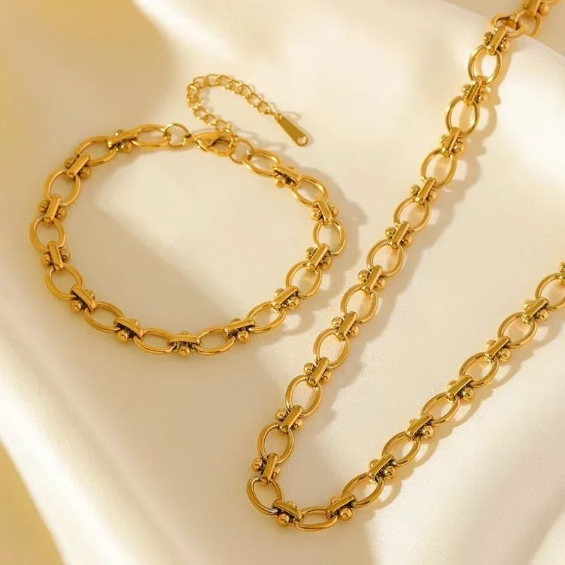 Foto del producto: Collar de cadena con eslabones ovalados y detalles de barra, acero chapado en oro