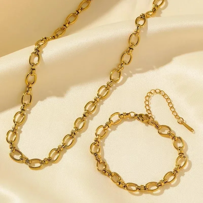 Foto del producto: Collar de cadena con eslabones ovalados y detalles de barra, acero chapado en oro