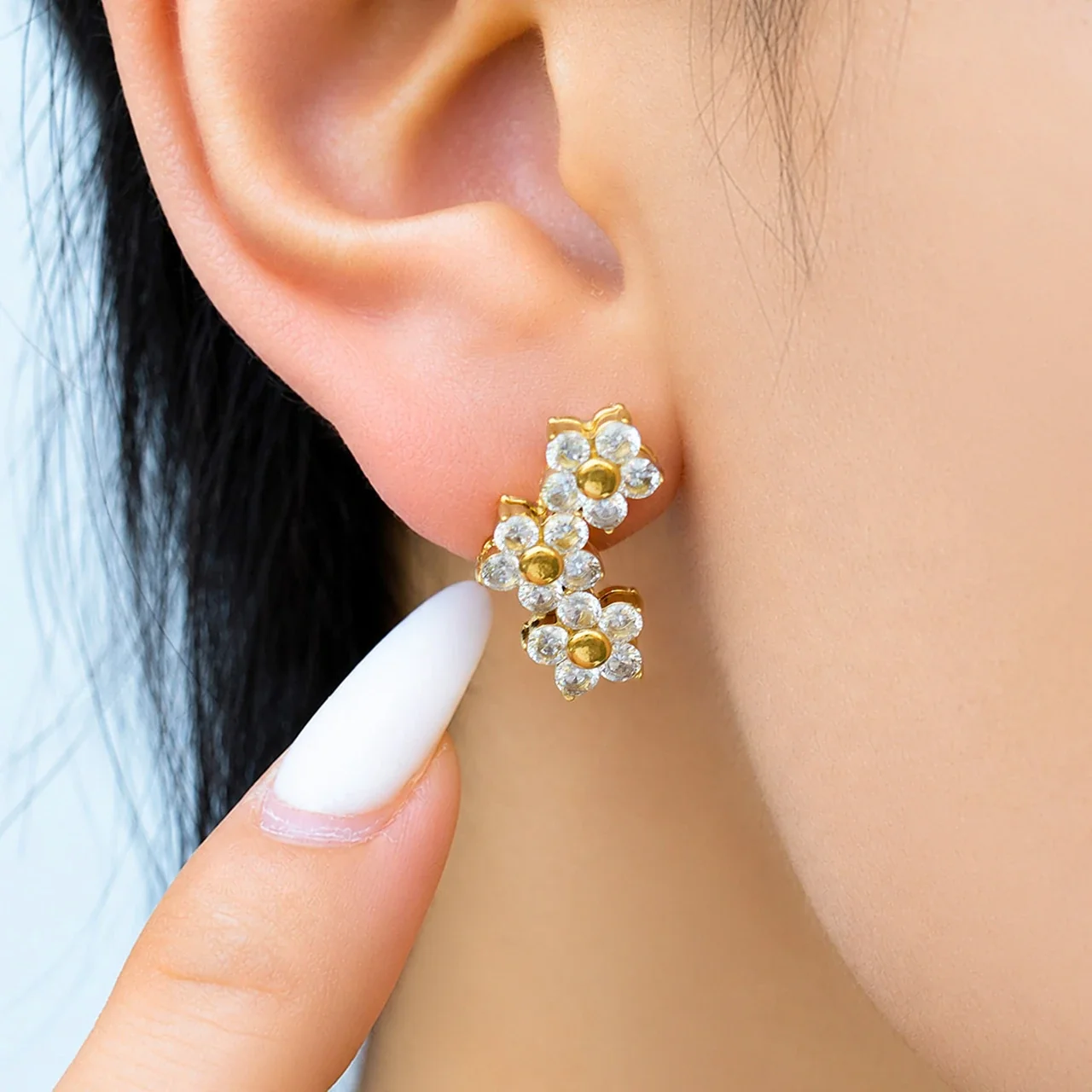 Oorbellen met Drie Bloemclusters en Ronde Zirkonia van Roestvrij Staal productfoto