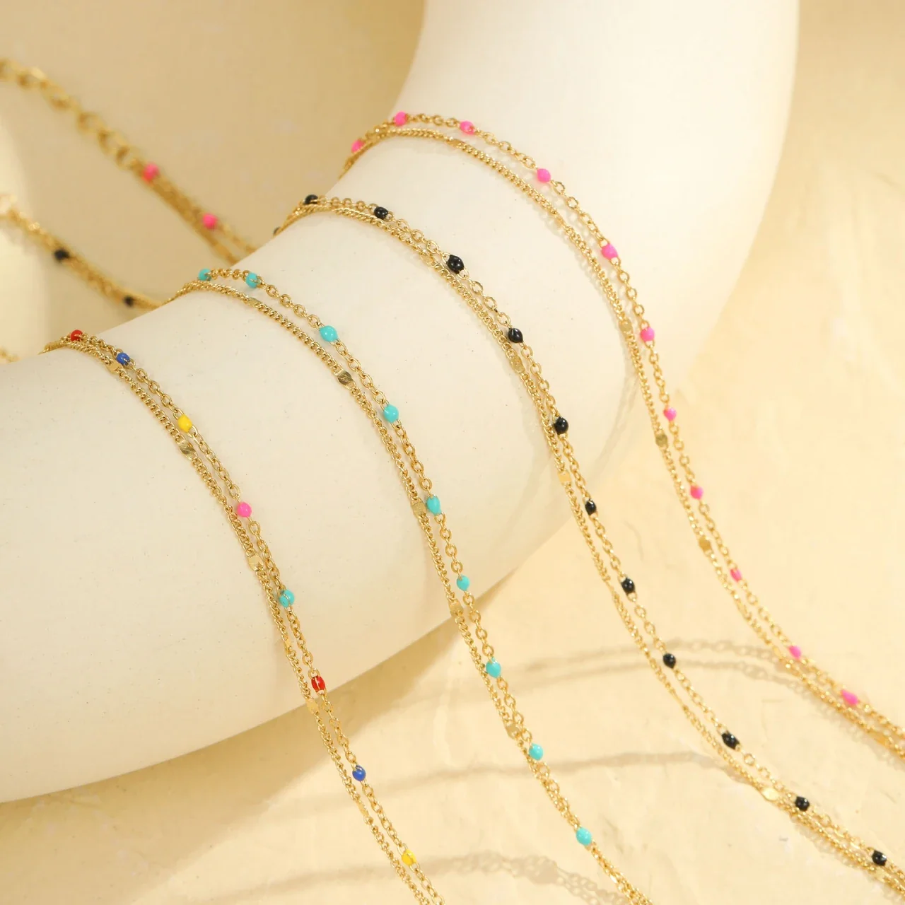 Photo produit : Bracelet de cheville à perles colorées espacées et acier inoxydable ton or