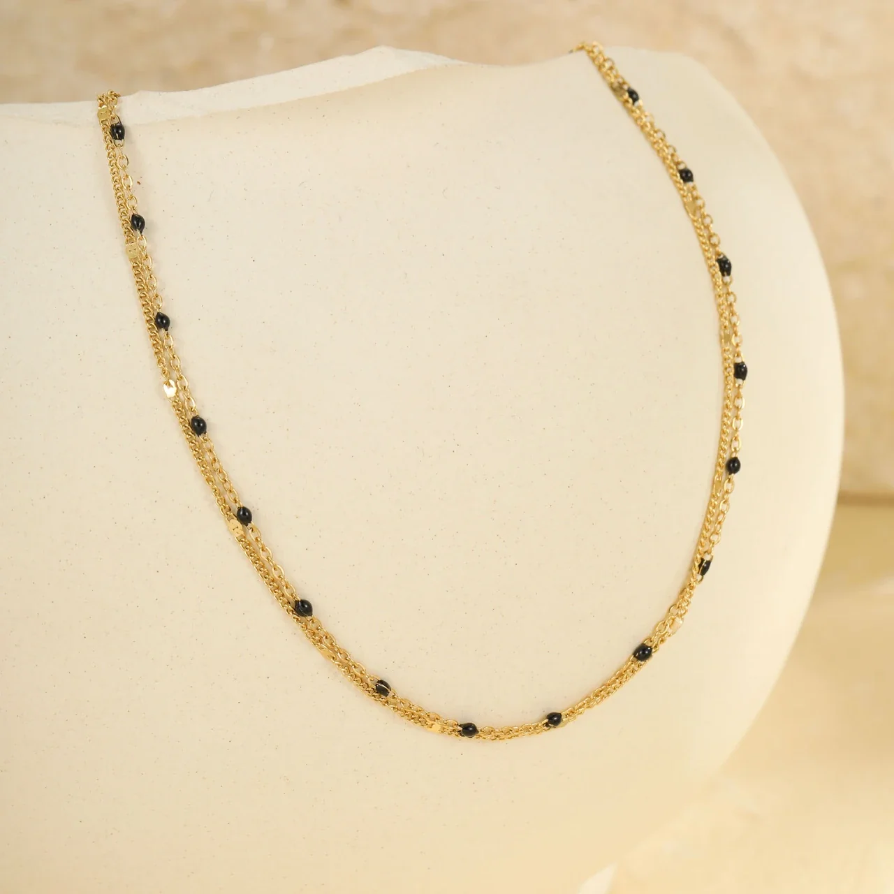 Photo produit : Bracelet de cheville à perles colorées espacées et acier inoxydable ton or