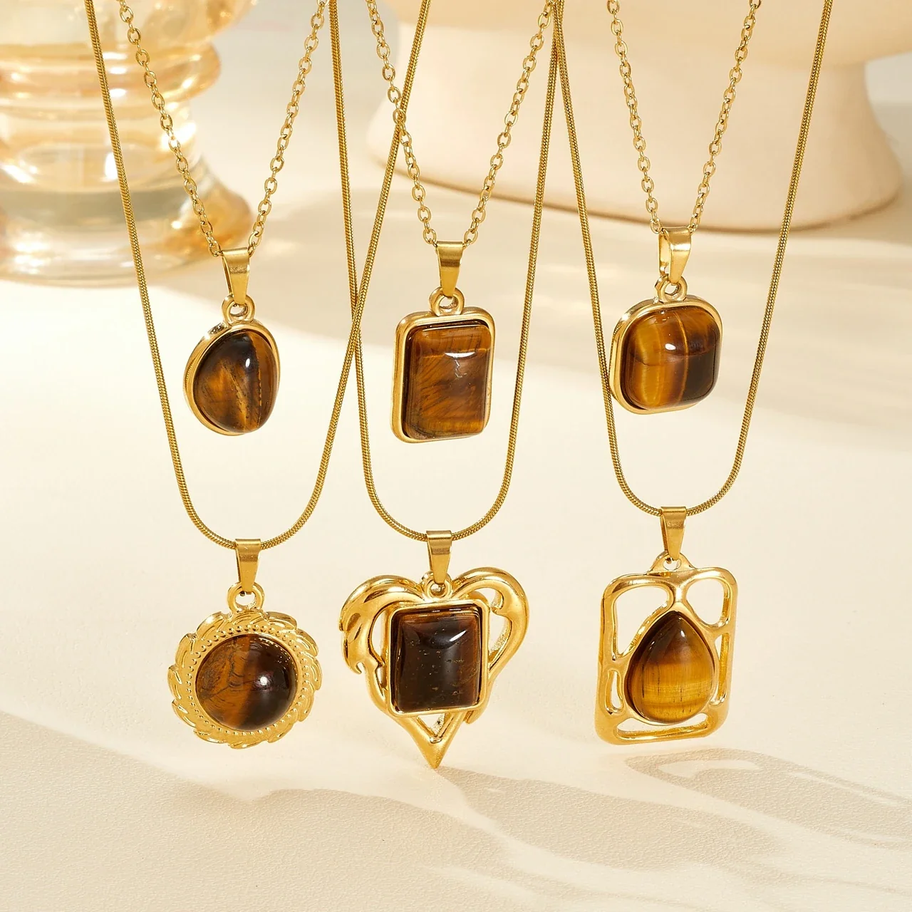 Hangerketting met tijgeroog-effecthars, verguld roestvrij staal productfoto