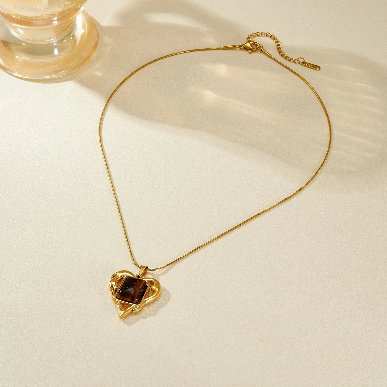 Hangerketting met tijgeroog-effecthars, verguld roestvrij staal productfoto