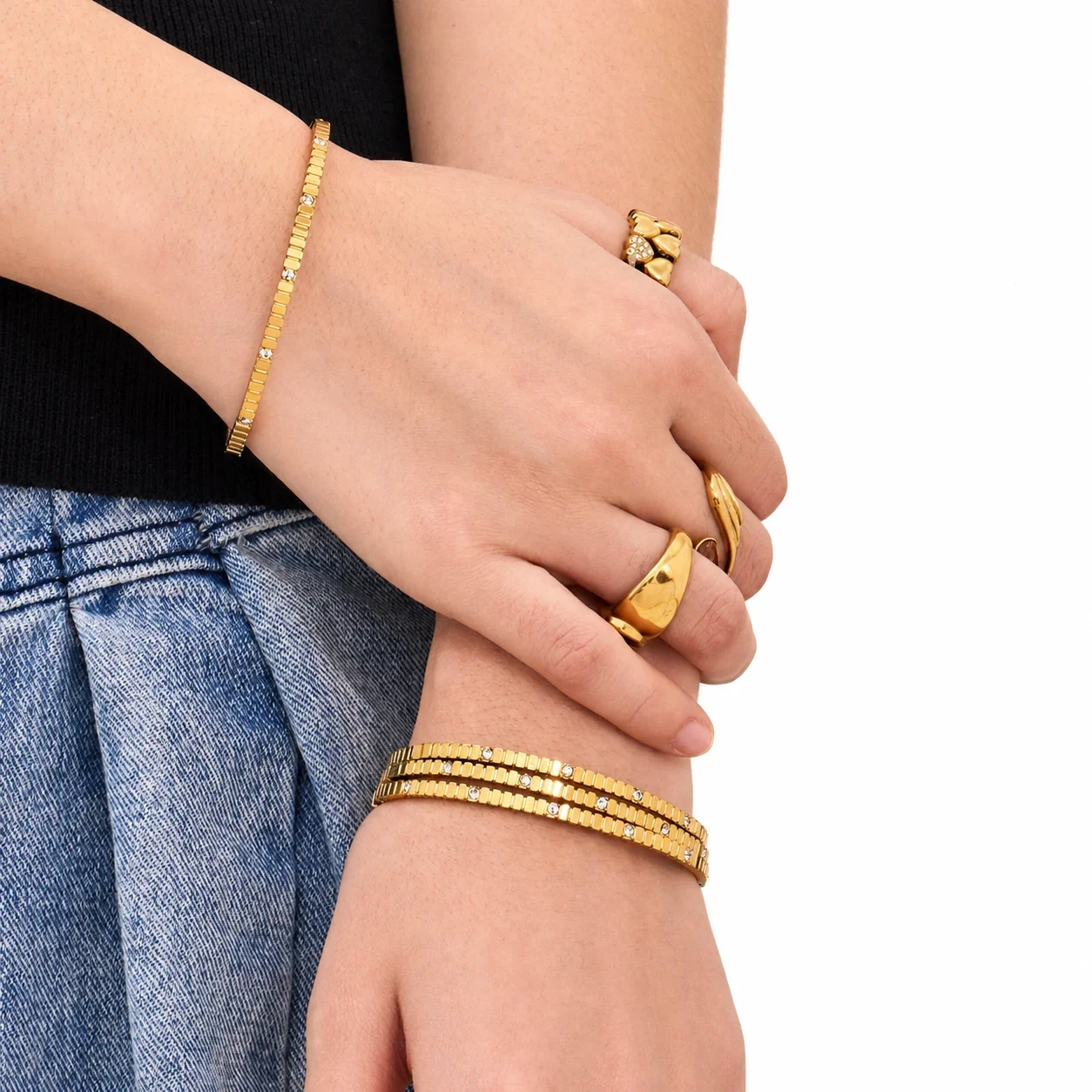 Ribbed Gold-Plated 316L Steel CZ Clasp Bangle