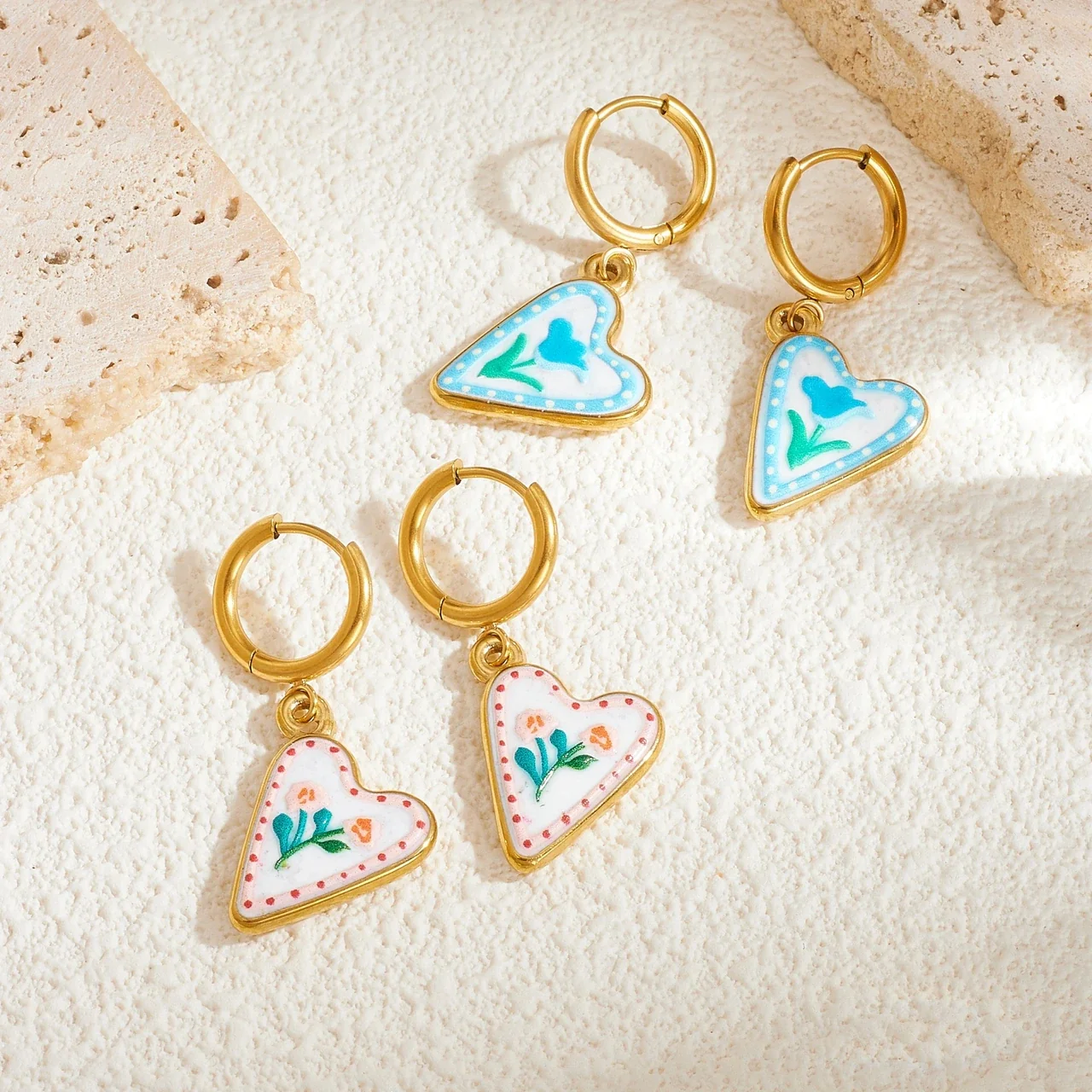 Foto do produto: Brincos de Argola com Coração Floral em Esmalte, Aço Inoxidável Banhado a Ouro