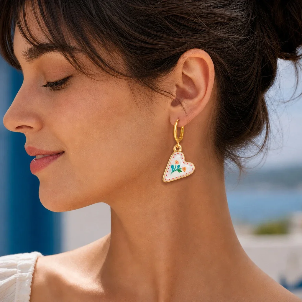 Foto do produto: Brincos de Argola com Coração Floral em Esmalte, Aço Inoxidável Banhado a Ouro