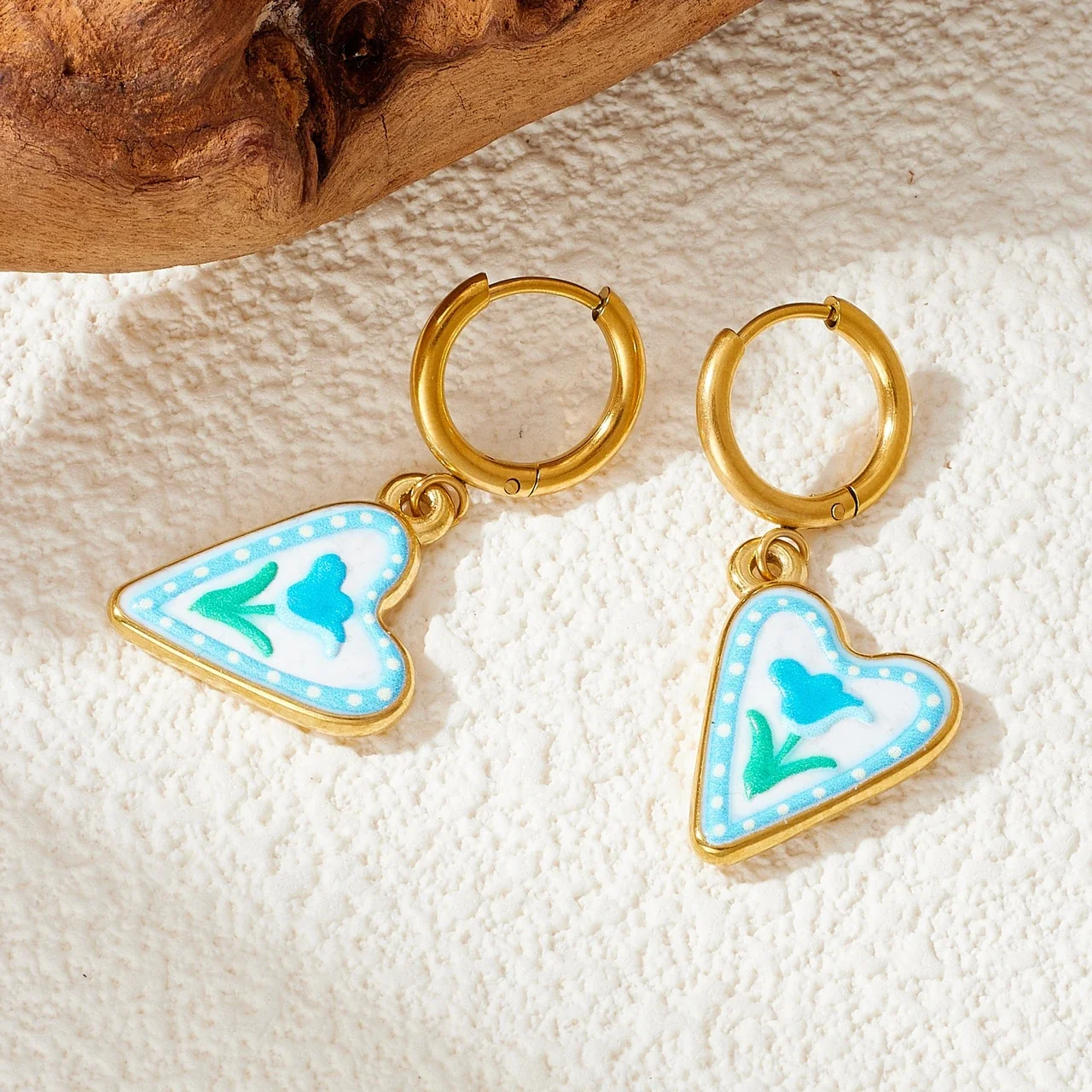 Foto do produto: Brincos de Argola com Coração Floral em Esmalte, Aço Inoxidável Banhado a Ouro