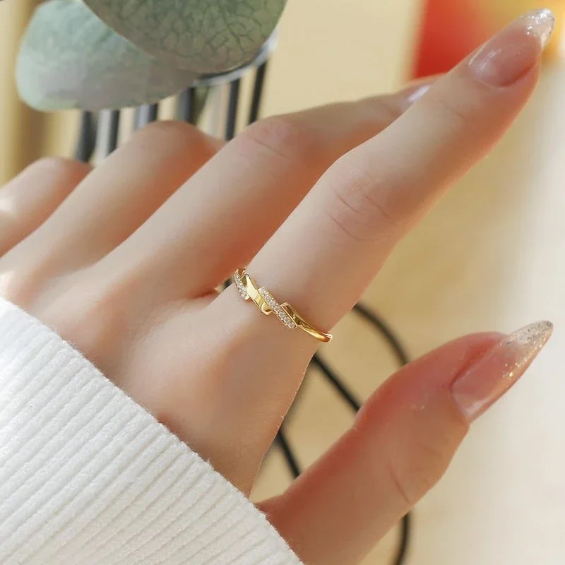 Foto del producto: Anillo con Barras de Pavé Alternadas en Acero Inoxidable Chapado en Oro