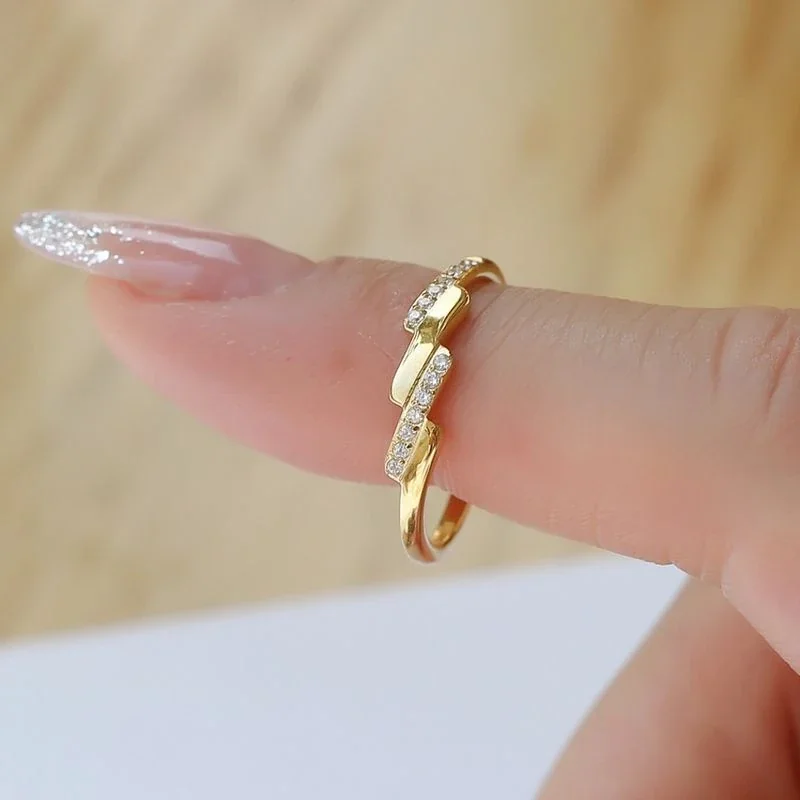 Foto del producto: Anillo con Barras de Pavé Alternadas en Acero Inoxidable Chapado en Oro