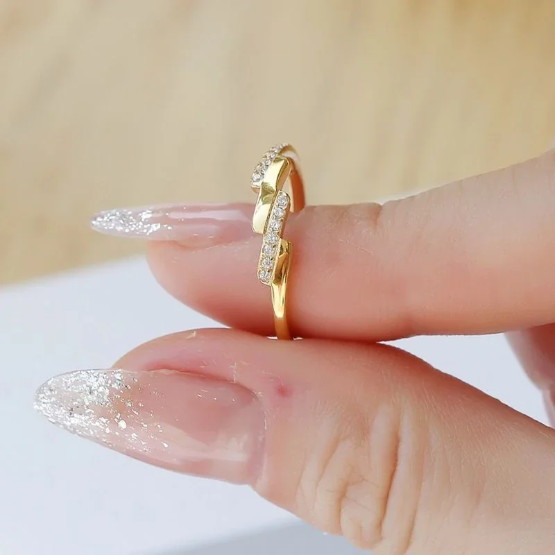 Foto del producto: Anillo con Barras de Pavé Alternadas en Acero Inoxidable Chapado en Oro
