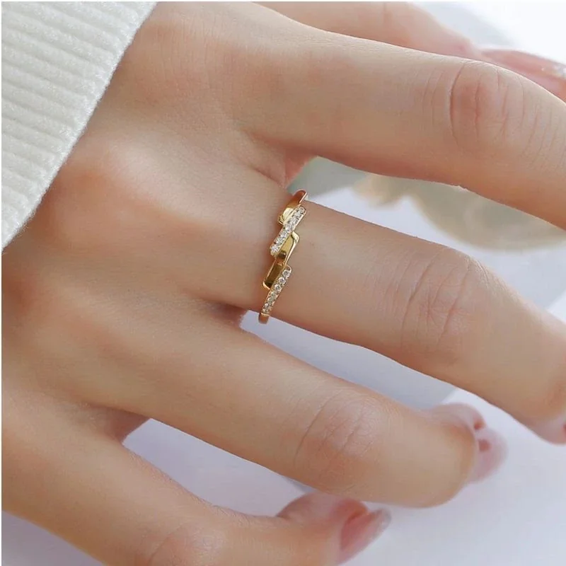 Foto del producto: Anillo con Barras de Pavé Alternadas en Acero Inoxidable Chapado en Oro