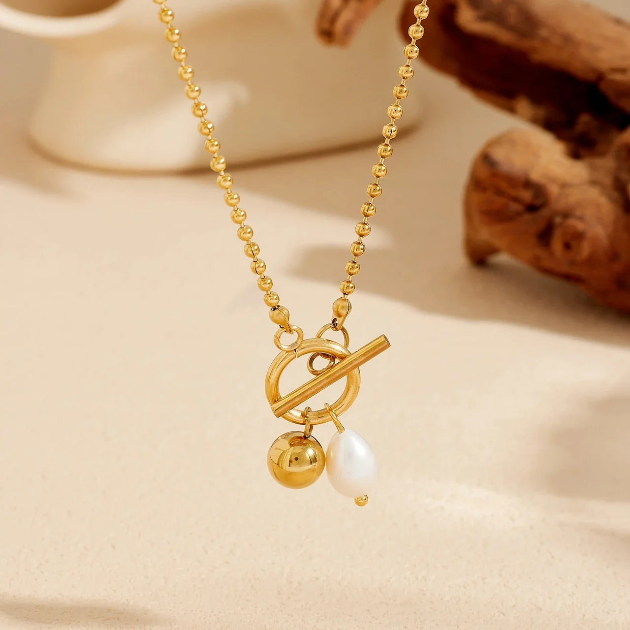 Foto do produto: Colar choker, corrente de esferas banhada a ouro com fecho toggle e conta efeito pérola