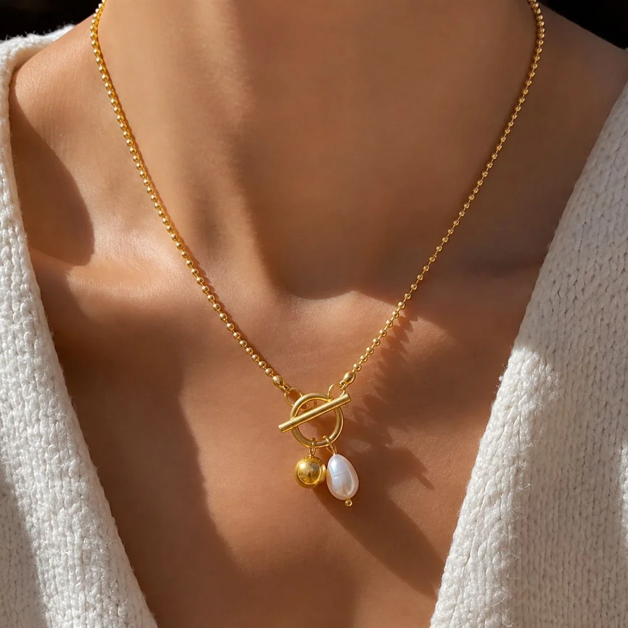 Foto do produto: Colar choker, corrente de esferas banhada a ouro com fecho toggle e conta efeito pérola