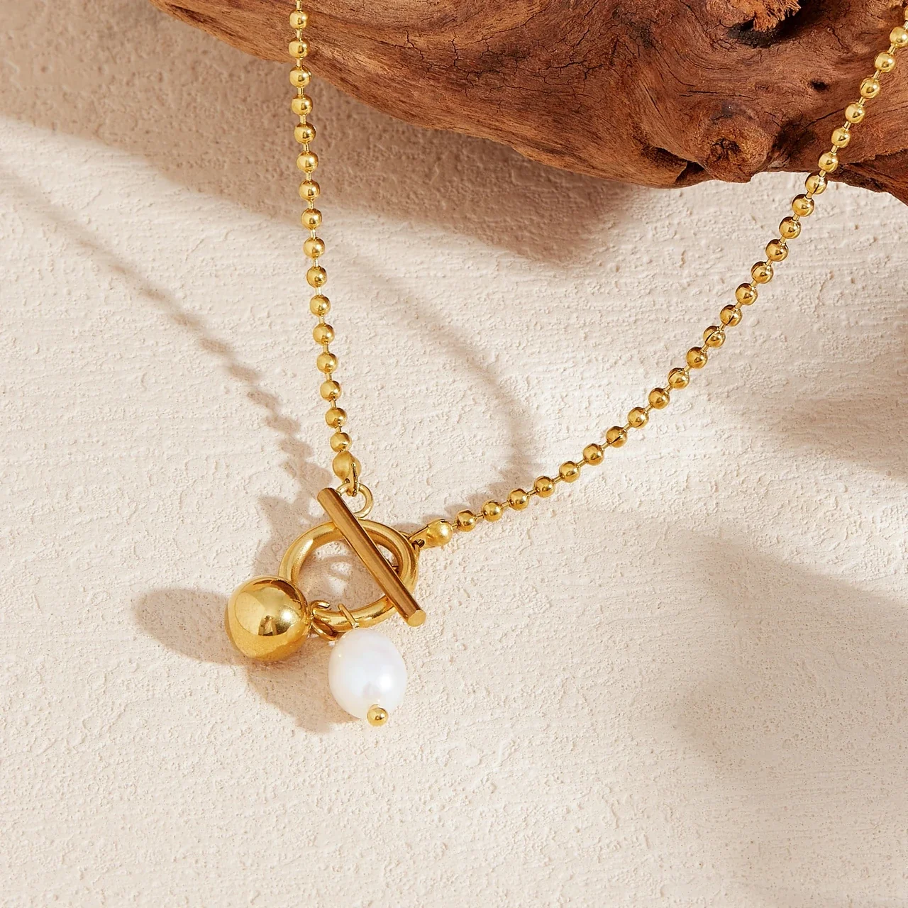 Foto do produto: Colar choker, corrente de esferas banhada a ouro com fecho toggle e conta efeito pérola