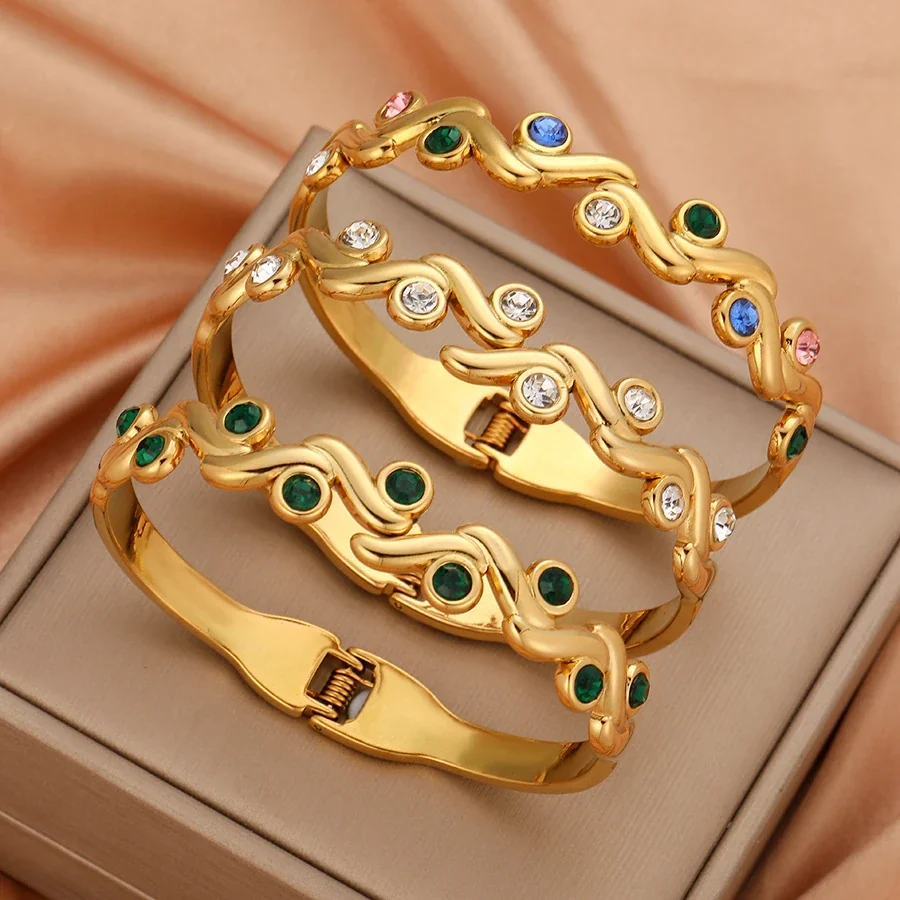 Foto del producto: Bangle with Wavy Bezel-Set Cubic Zirconia, Gold-Plated Stainless Steel