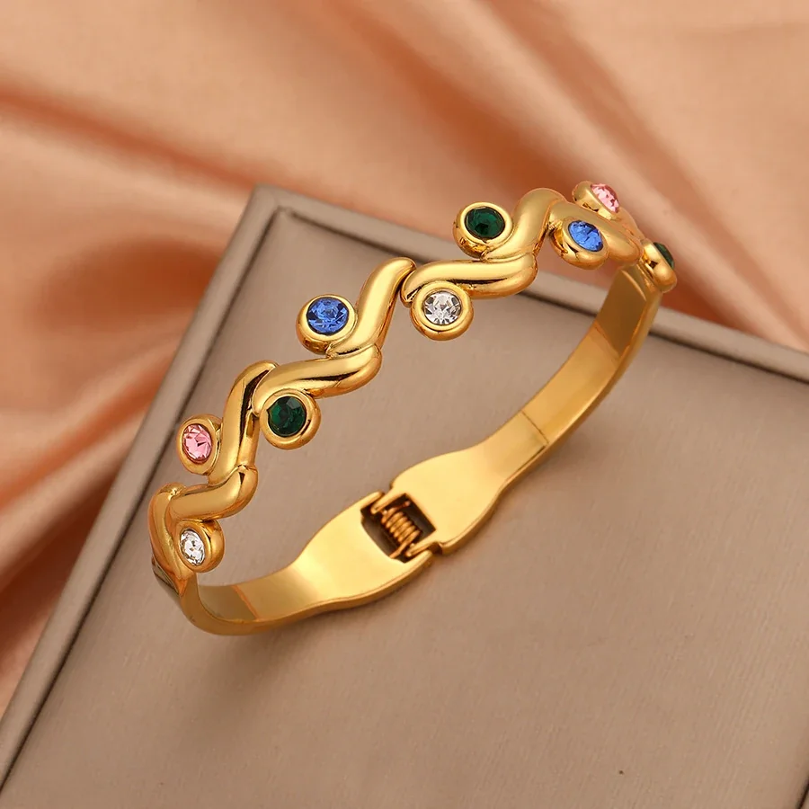 Foto del producto: Bangle with Wavy Bezel-Set Cubic Zirconia, Gold-Plated Stainless Steel
