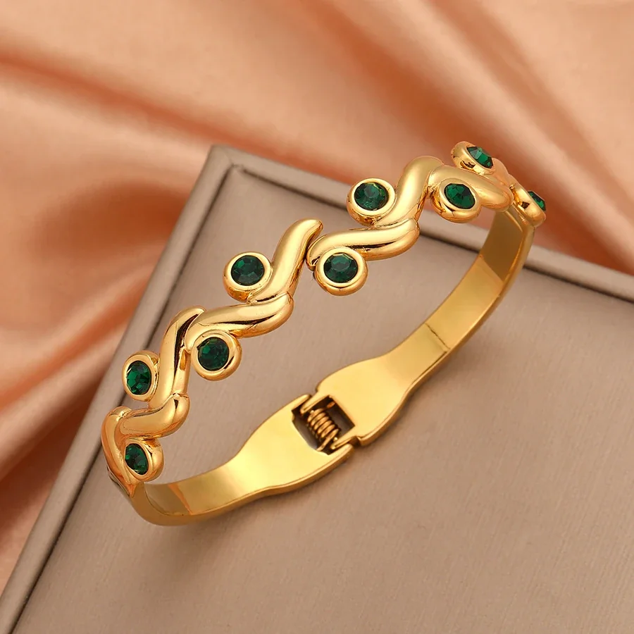 Foto del producto: Bangle with Wavy Bezel-Set Cubic Zirconia, Gold-Plated Stainless Steel