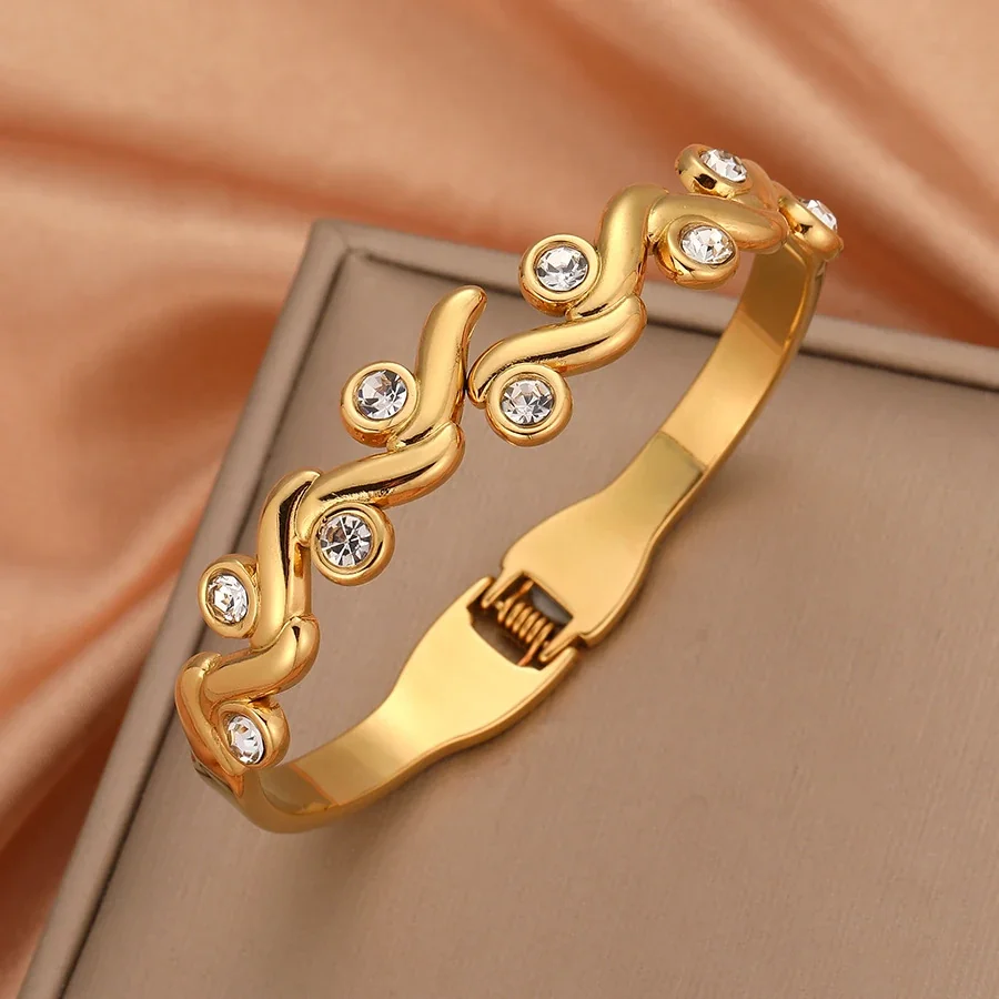 Foto del producto: Bangle with Wavy Bezel-Set Cubic Zirconia, Gold-Plated Stainless Steel