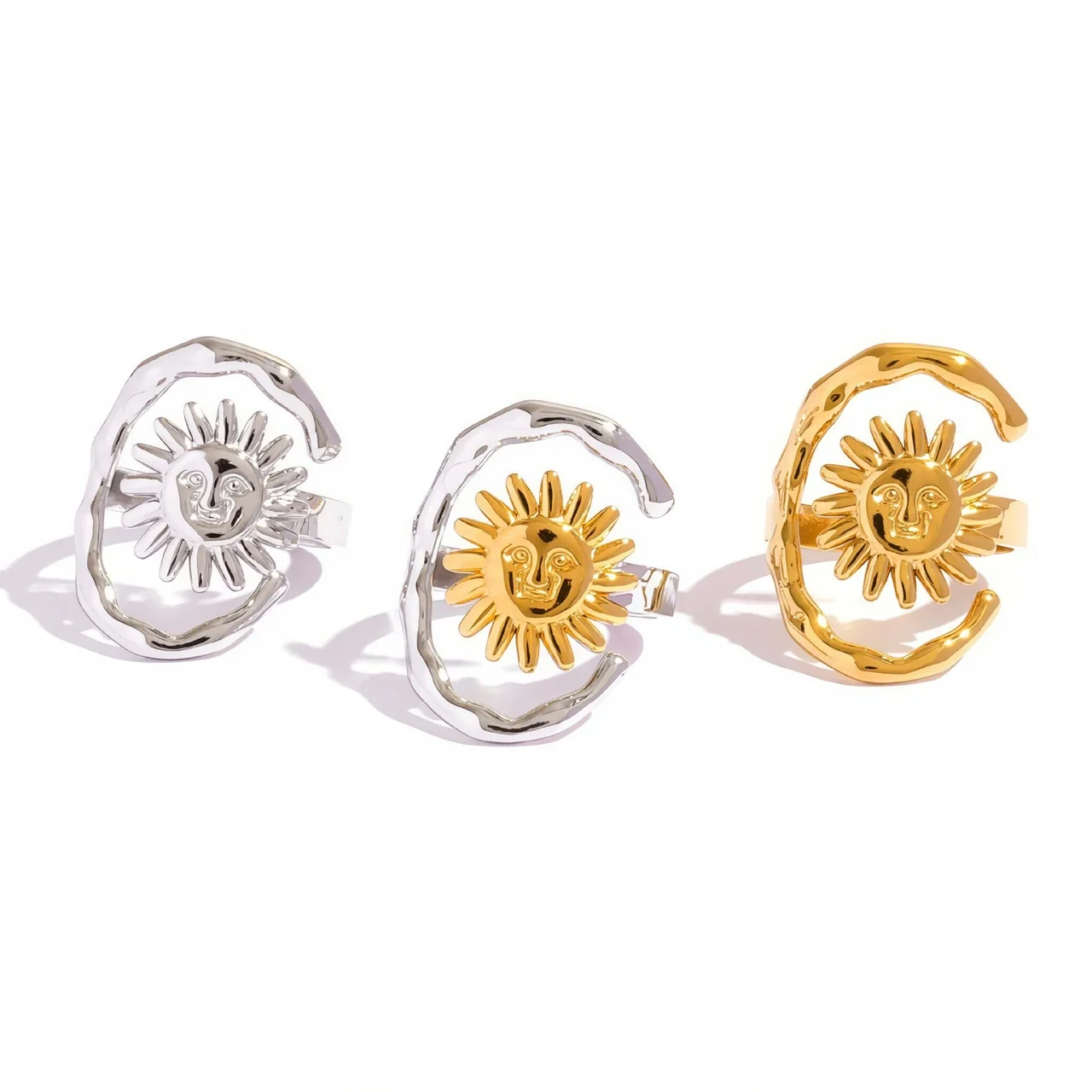 Open ring met zonnengezicht en hamerslaglook in roestvrij staal goud PVD