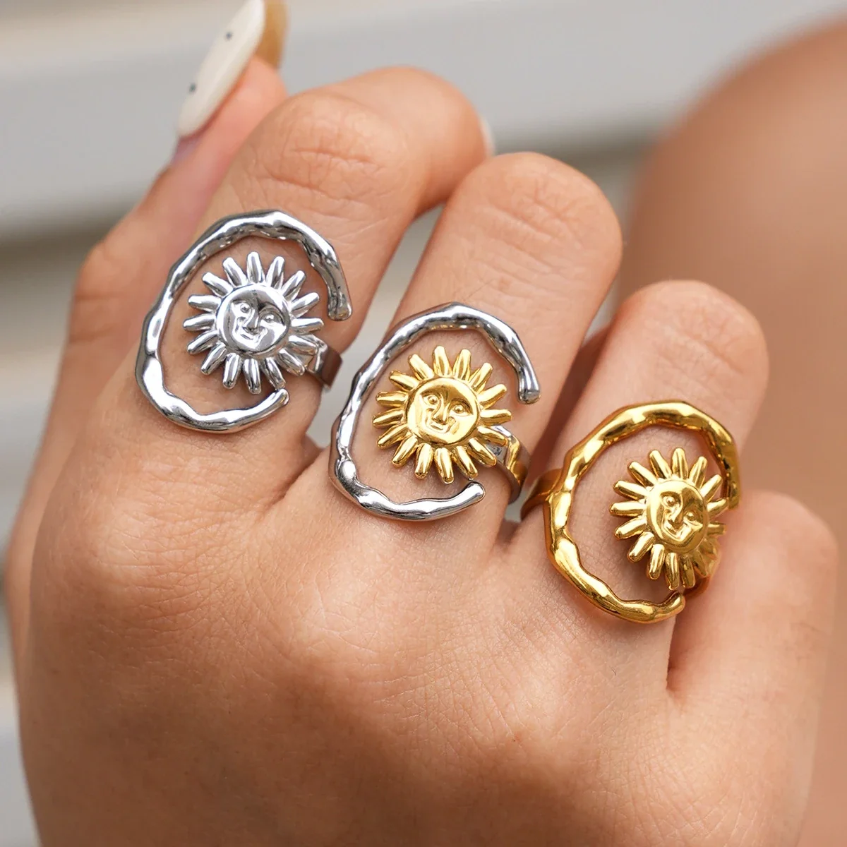Open ring met zonnengezicht en hamerslaglook in roestvrij staal goud PVD productfoto