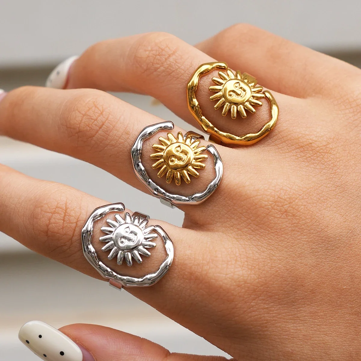 Open ring met zonnengezicht en hamerslaglook in roestvrij staal goud PVD productfoto