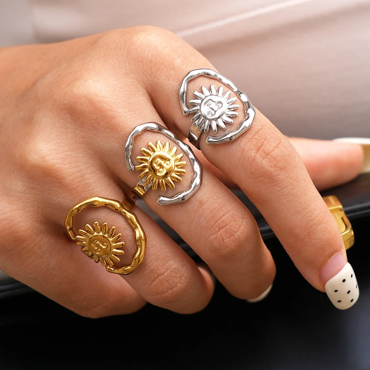 Open ring met zonnengezicht en hamerslaglook in roestvrij staal goud PVD productfoto