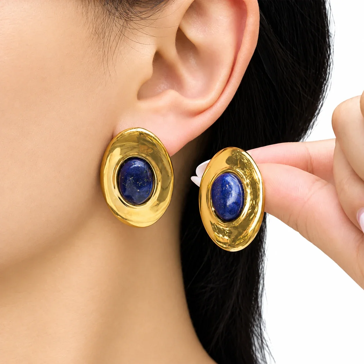 Oorknopjes met ovaal lapis lazuli en verguld roestvrij staal productfoto