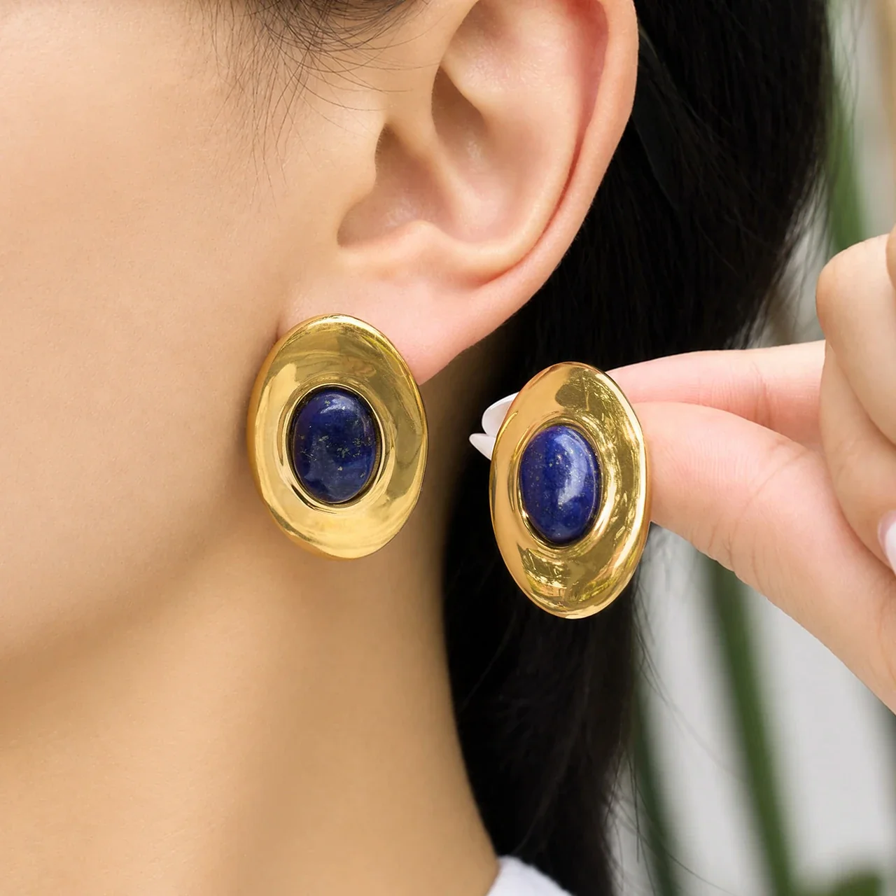 Oorknopjes met ovaal lapis lazuli en verguld roestvrij staal productfoto