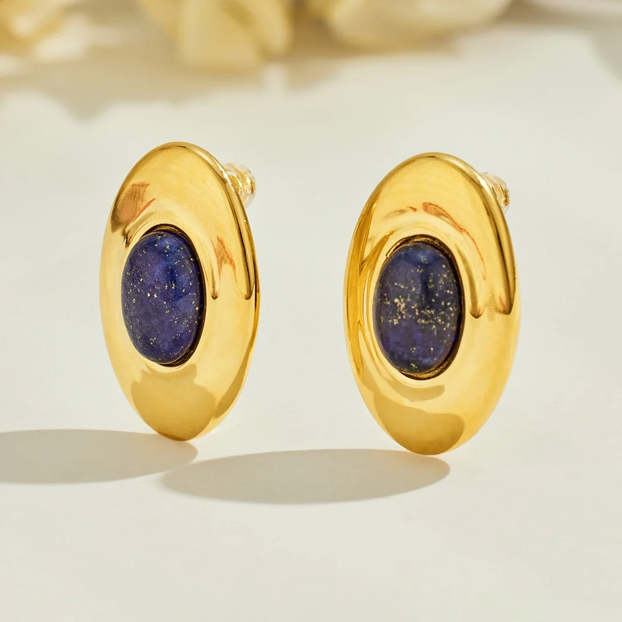 Oorknopjes met ovaal lapis lazuli en verguld roestvrij staal productfoto