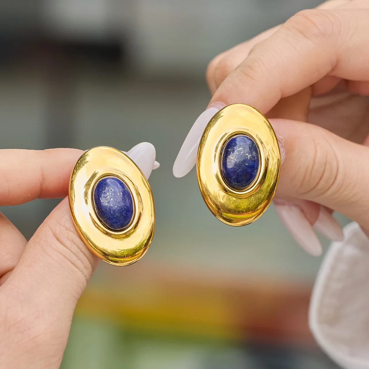 Oorknopjes met ovaal lapis lazuli en verguld roestvrij staal productfoto