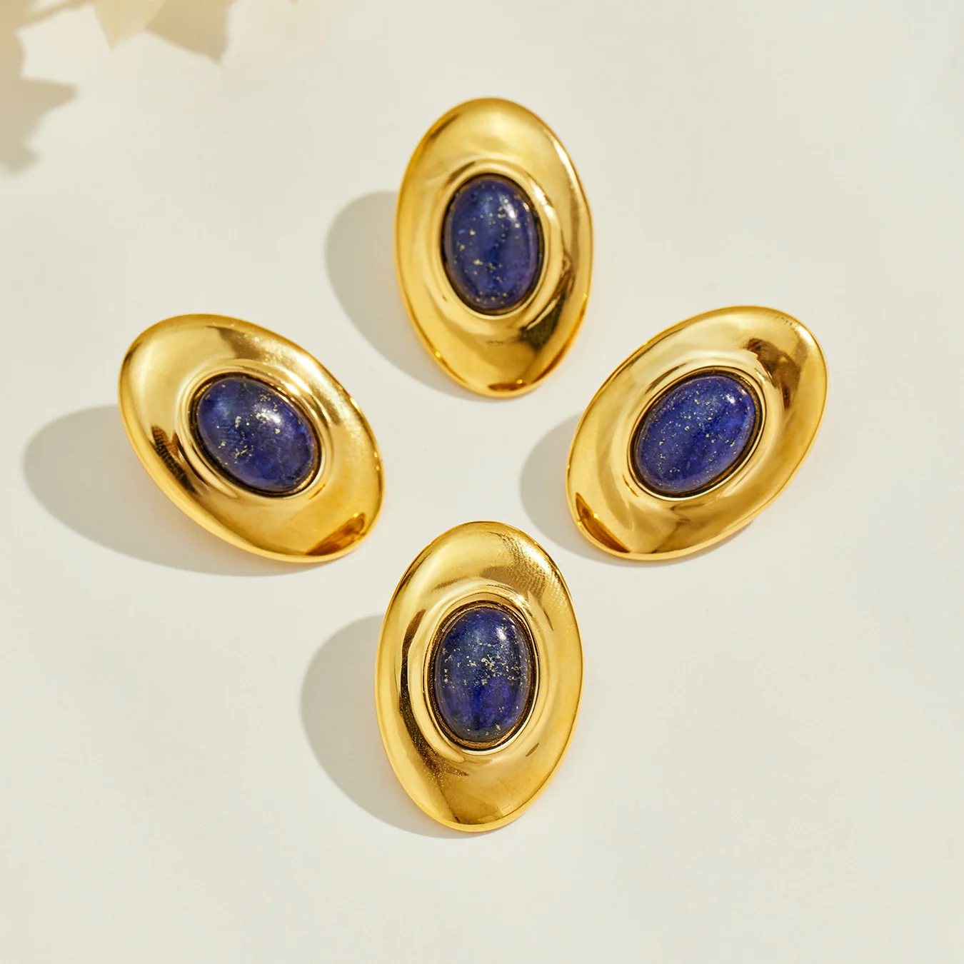 Oorknopjes met ovaal lapis lazuli en verguld roestvrij staal productfoto