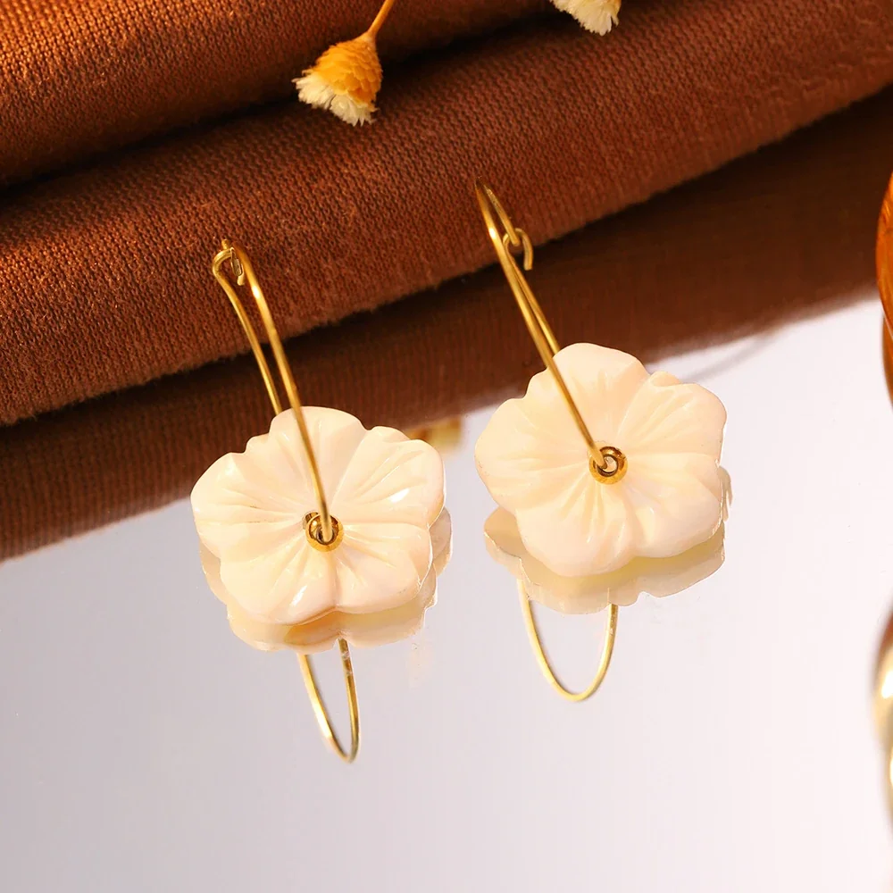 Photo produit : Créoles fleur, pampille blanche sculptée, acier inoxydable 316, PVD or