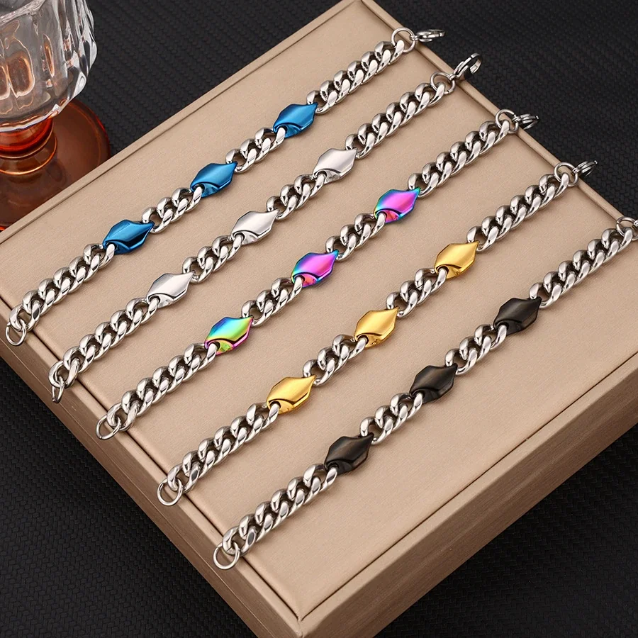 Photo produit : Bracelet à maille gourmette avec trois motifs écusson PVD doré