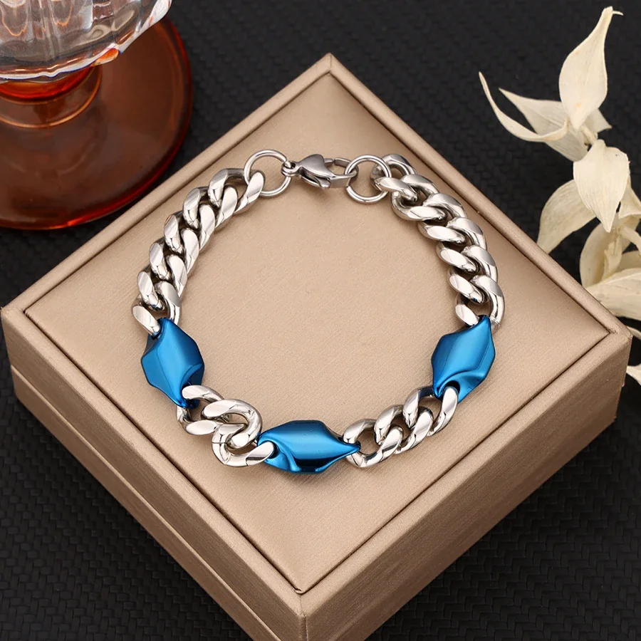 Photo produit : Bracelet à maille gourmette avec trois motifs écusson PVD doré