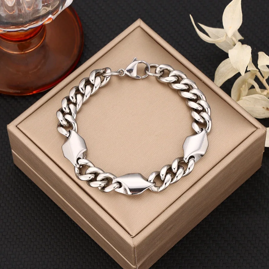 Photo produit : Bracelet à maille gourmette avec trois motifs écusson PVD doré