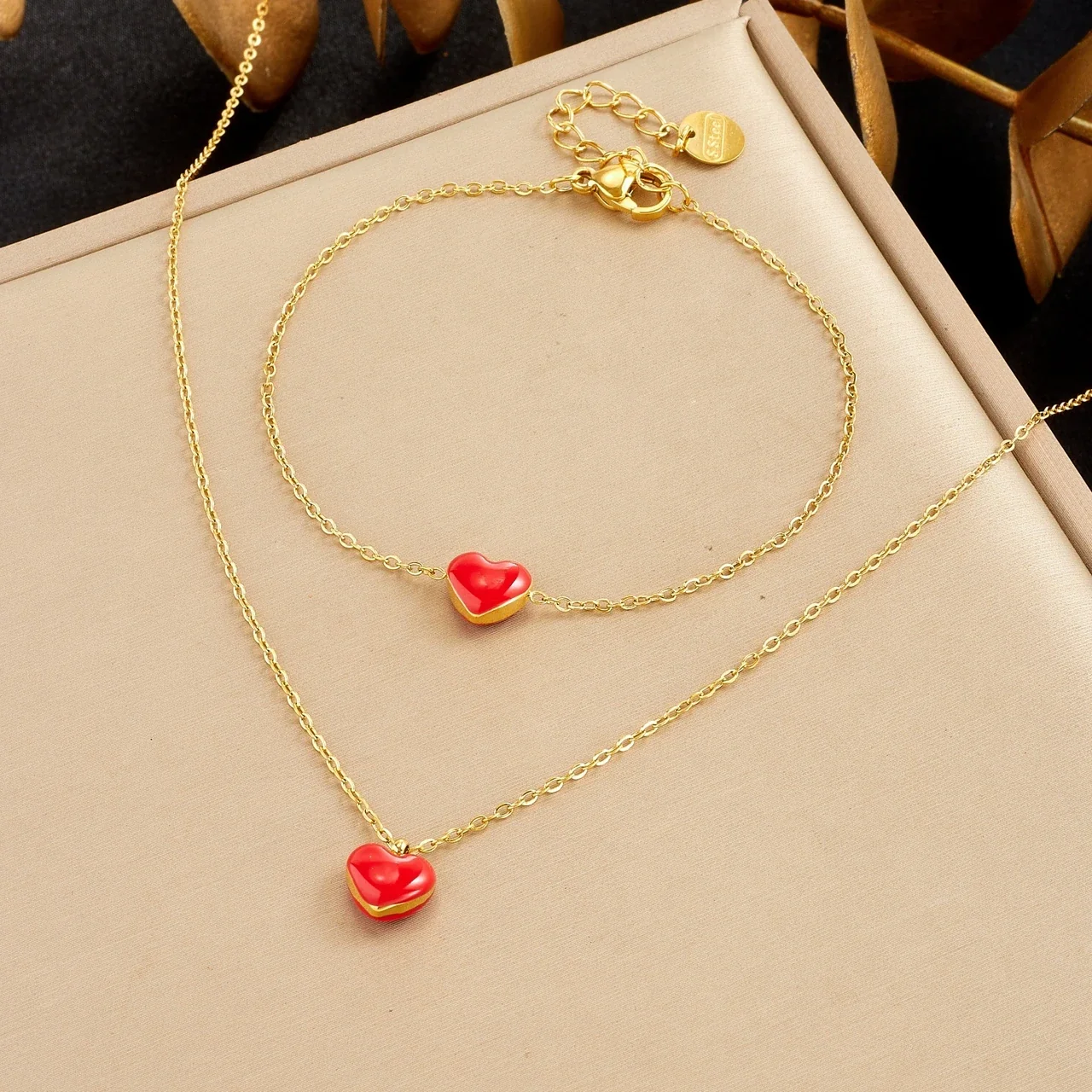 Photo produit : Ensemble collier et bracelet cœurs rouges, acier plaqué or