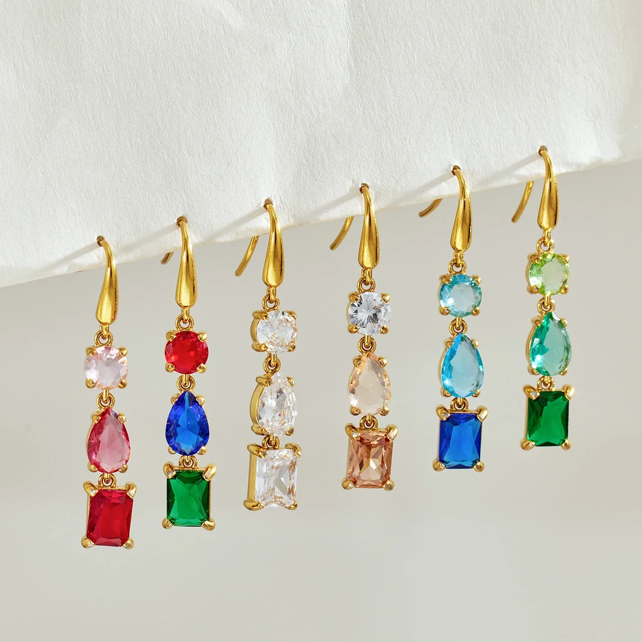 Oorhangers met drie zirkonia's in gemengde slijpvormen, goudkleurig verguld productfoto