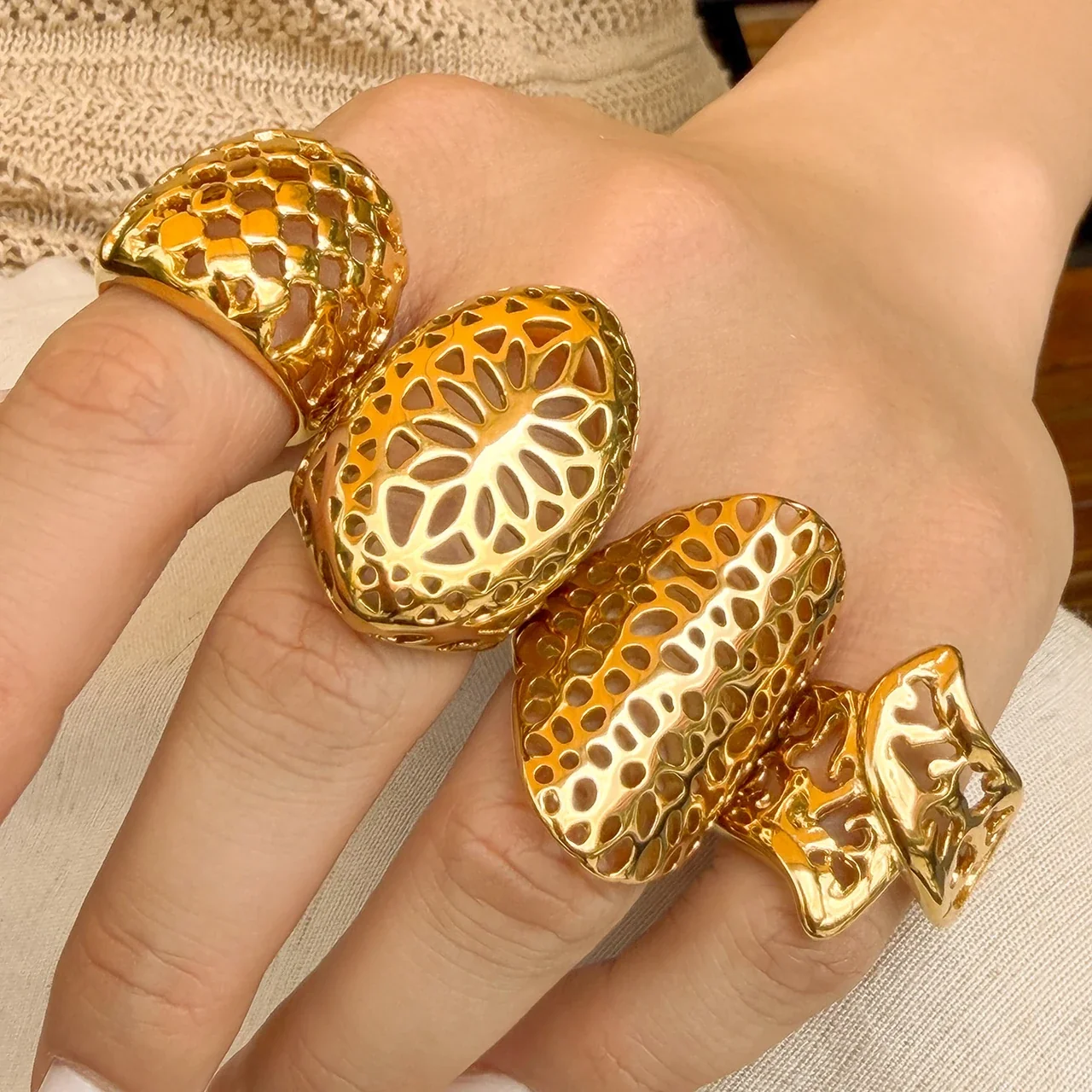 Ring Organic Openwork Brede Band Goud PVD Roestvrij Staal productfoto