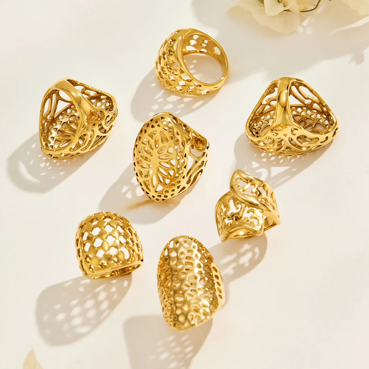 Ring Organic Openwork Brede Band Goud PVD Roestvrij Staal productfoto
