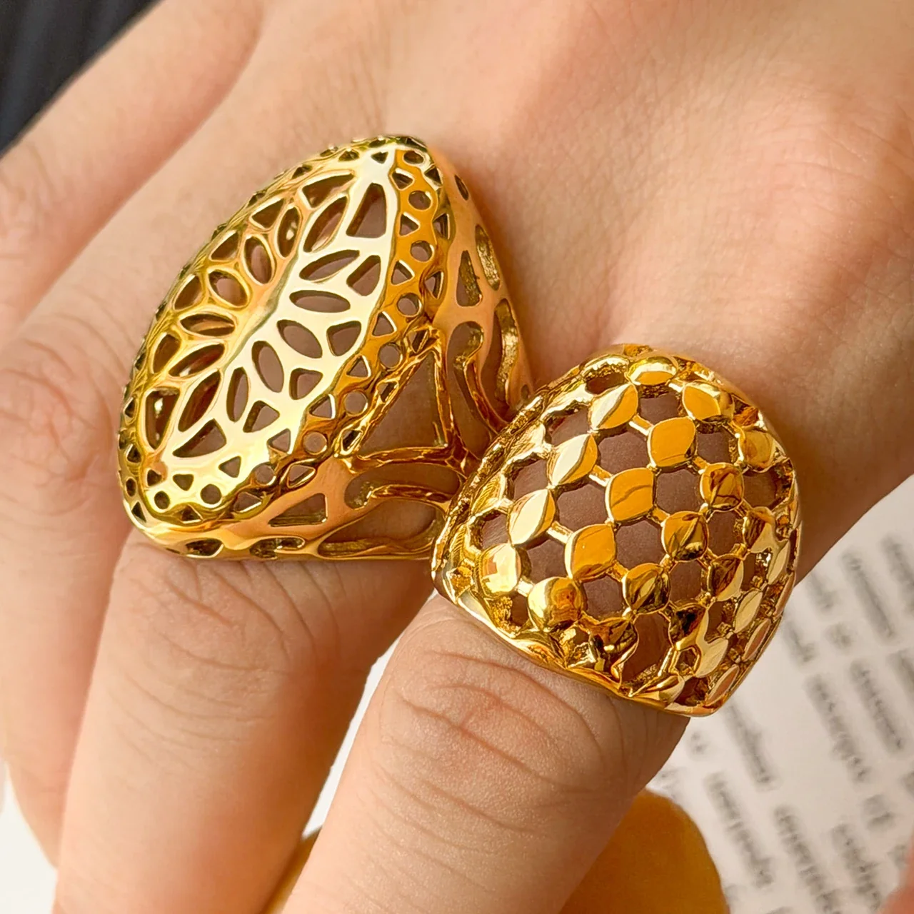 Ring Organic Openwork Brede Band Goud PVD Roestvrij Staal productfoto
