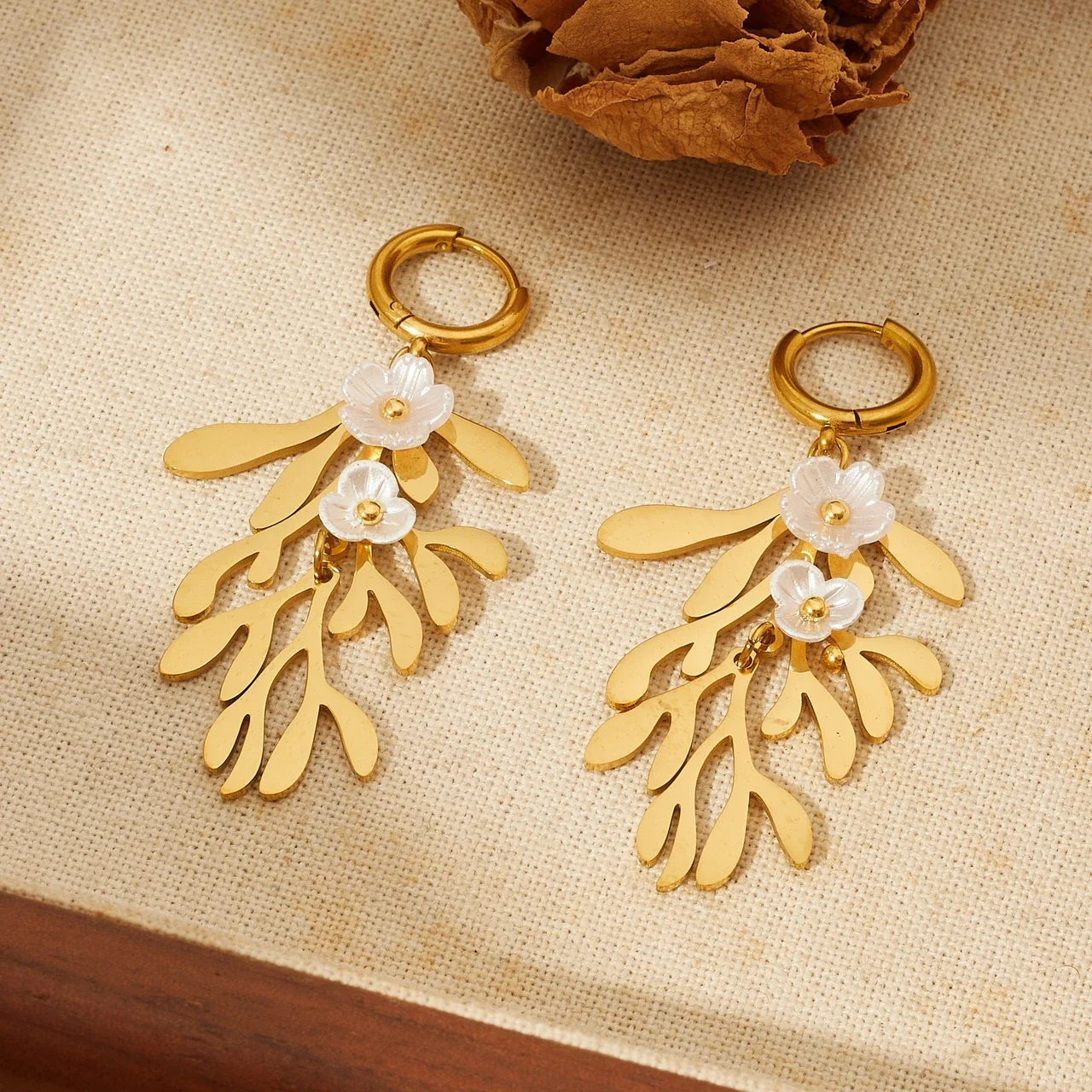 Photo produit : Boucles d'oreilles pendantes à feuillage floral en acier plaqué or