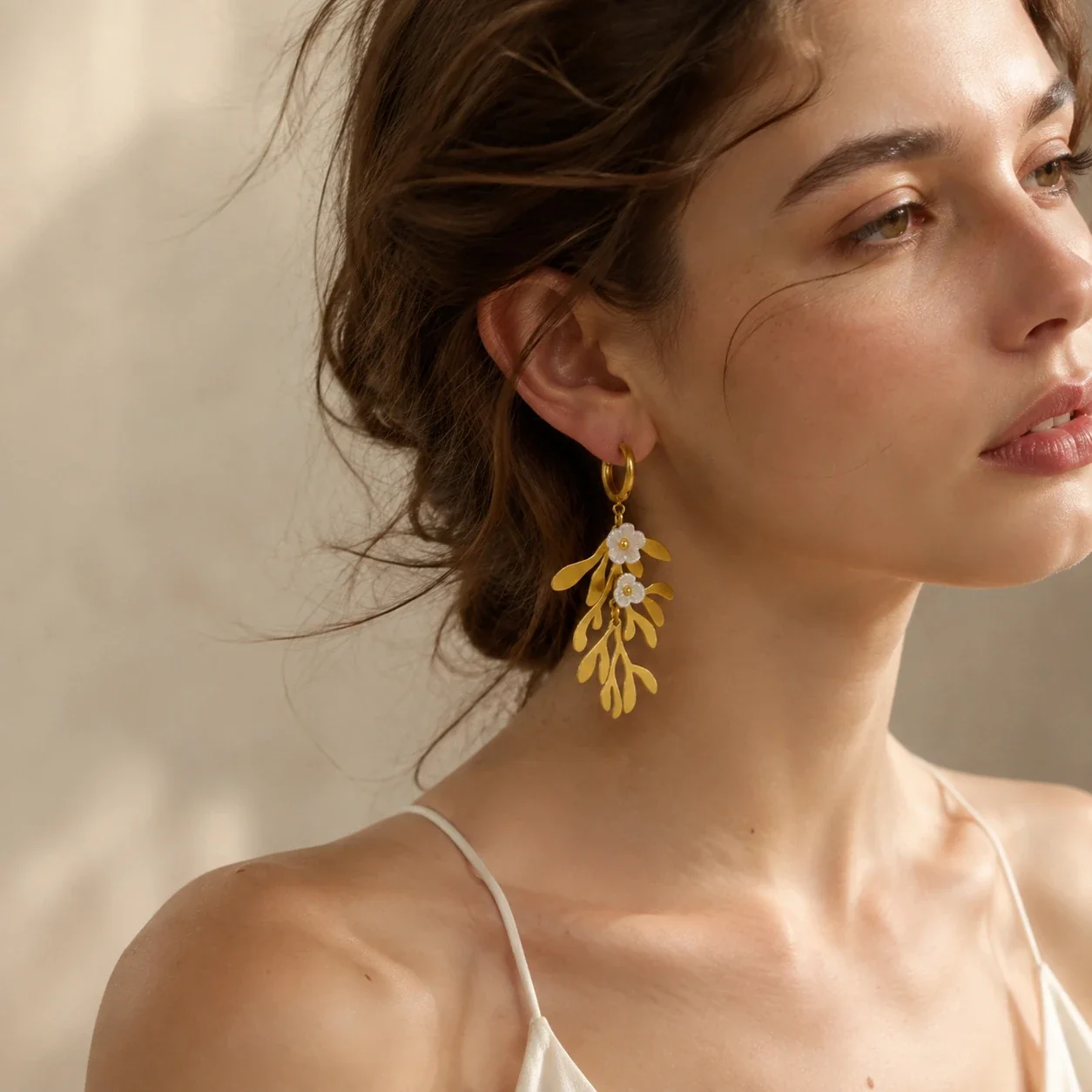 Photo produit : Boucles d'oreilles pendantes à feuillage floral en acier plaqué or