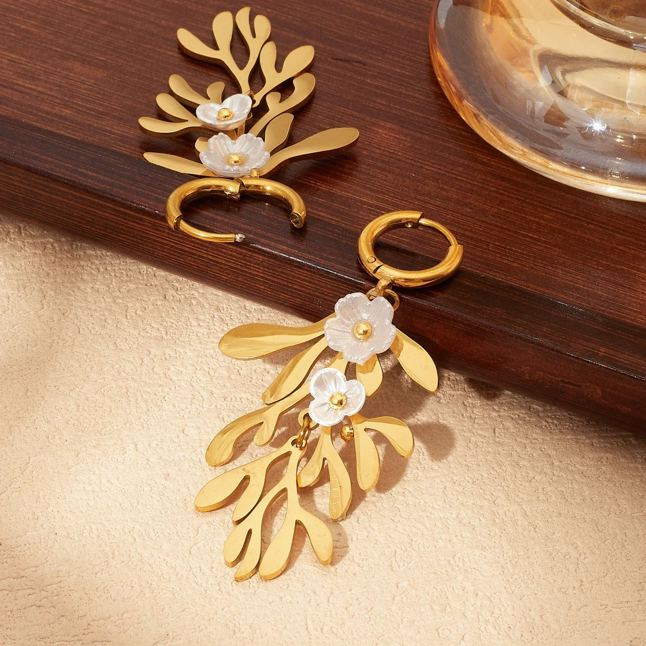 Photo produit : Boucles d'oreilles pendantes à feuillage floral en acier plaqué or