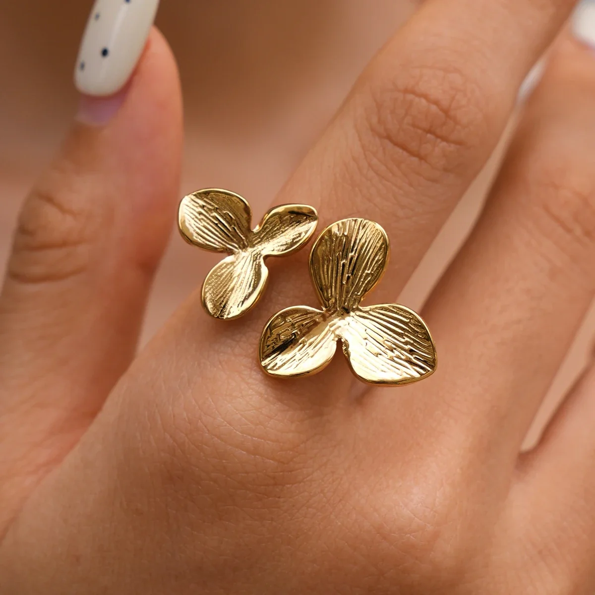 Verstelbare ring met dubbele bloem en textuur in goudkleurig PVD-staal productfoto