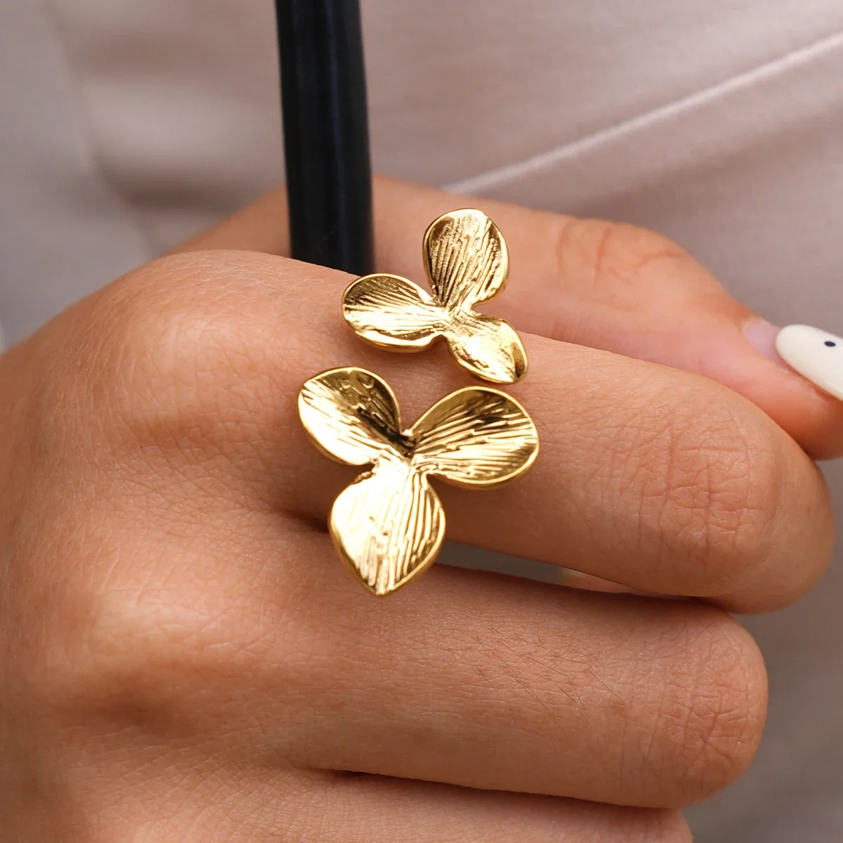 Verstelbare ring met dubbele bloem en textuur in goudkleurig PVD-staal productfoto