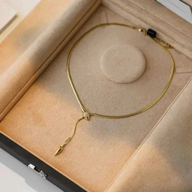 Slangen-lariatketting met marquise-CZ, verguld roestvrij staal productfoto