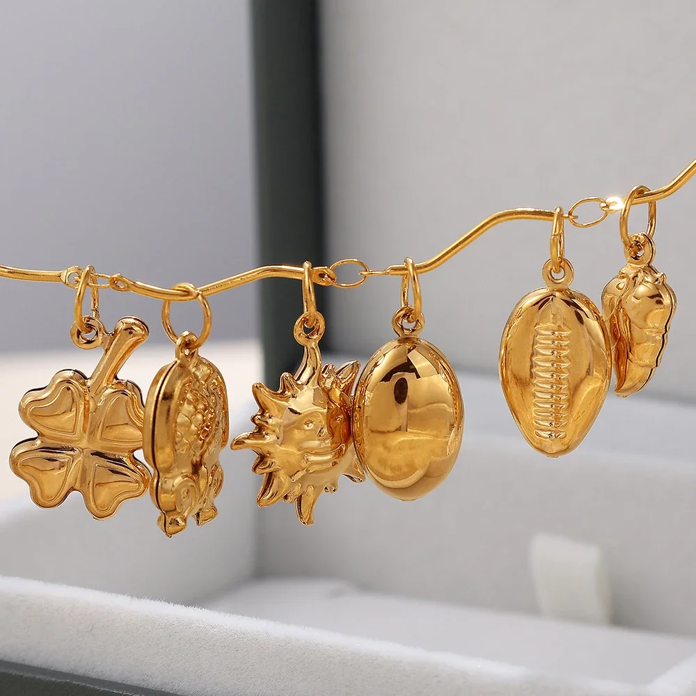 Foto del producto: Colgantes con motivos huecos de acero inoxidable chapado en oro