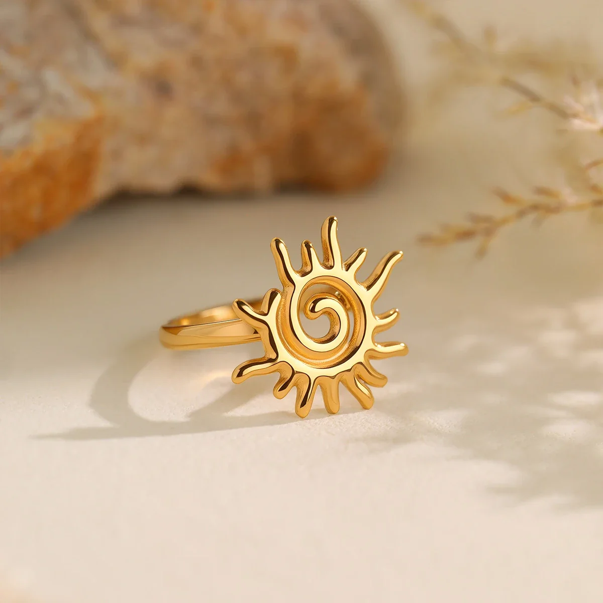 Open ring met zonnespiraal in verguld roestvrij staal productfoto