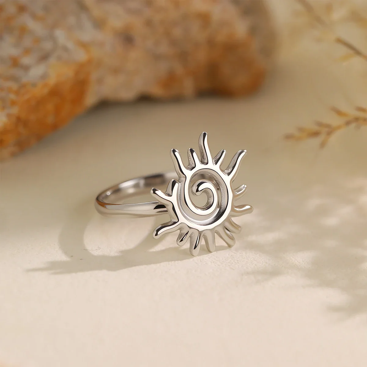 Open ring met zonnespiraal in verguld roestvrij staal productfoto